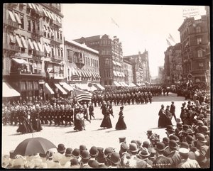 Politi marsjerte i en politiparade i New York City, New York, 1898 (sølv gelatintrykk)